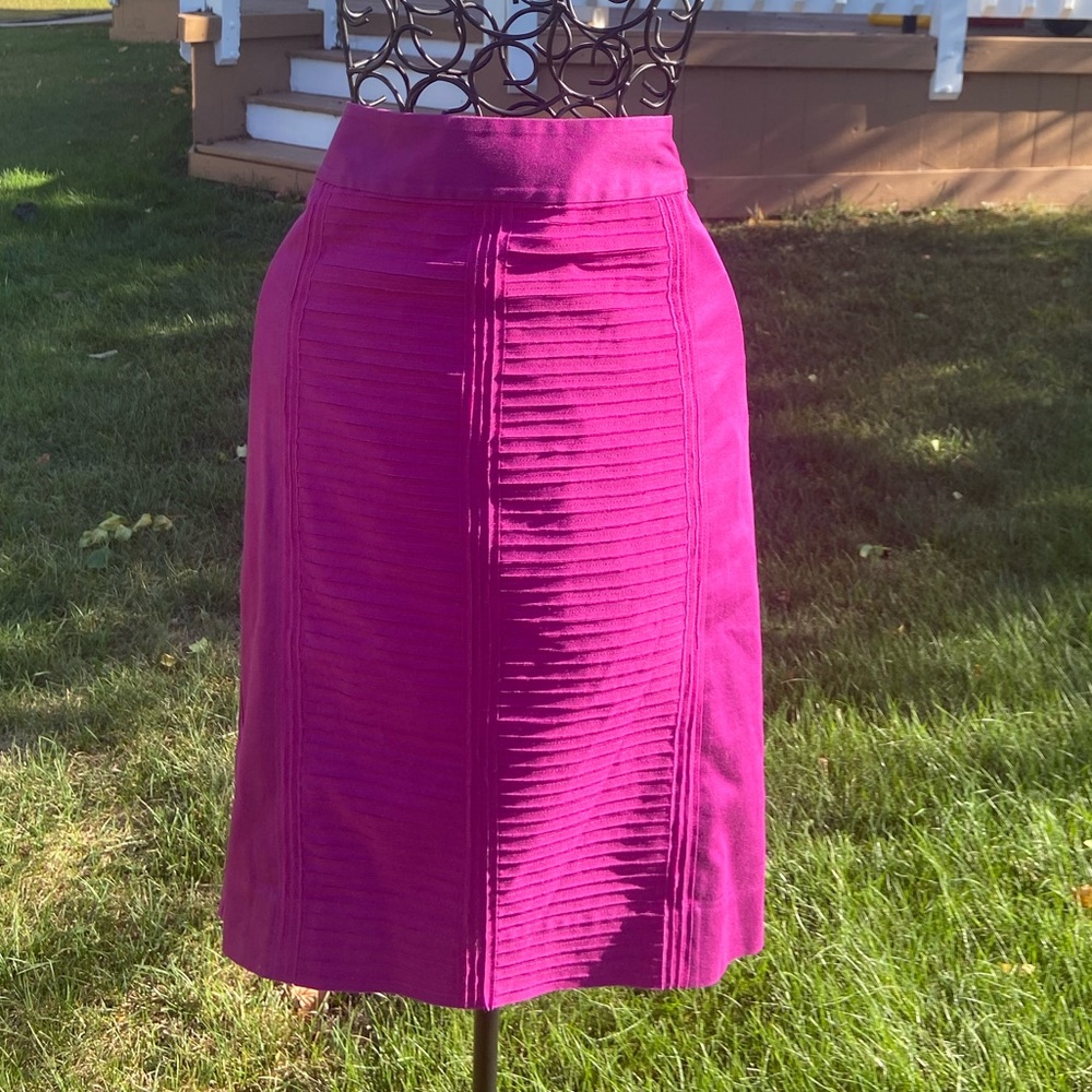 WHBM  FUCHSIA DETAILED PENCIL SKIRT